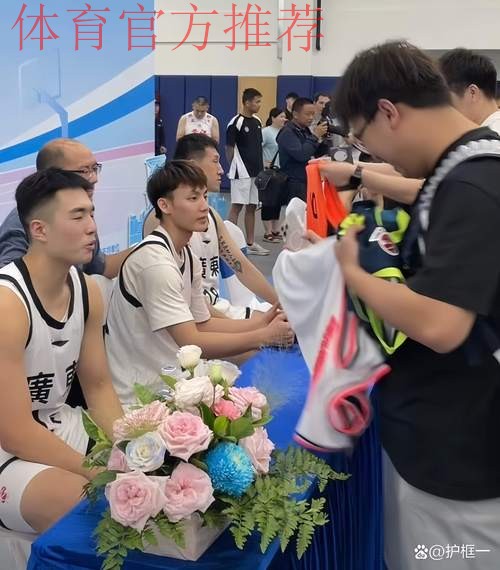 广东队出发浙江打客场!徐杰贴纱布跟队,杜润旺张皓嘉崔永熙缺席 广东队出发浙江打客场!徐杰贴纱布跟队,杜润旺张皓嘉崔永熙缺席